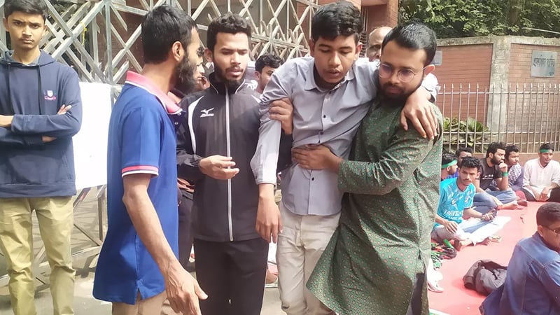 অনশনে থাকা তিতুমীরের ২ শিক্ষার্থী অসুস্থ হয়ে হাসপাতালে